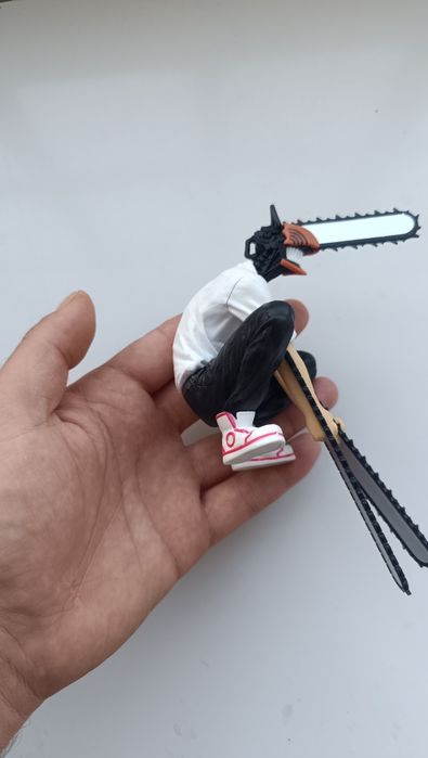 Action figura Chainsaw Man, com cerca de 14cm de altura. Feita e