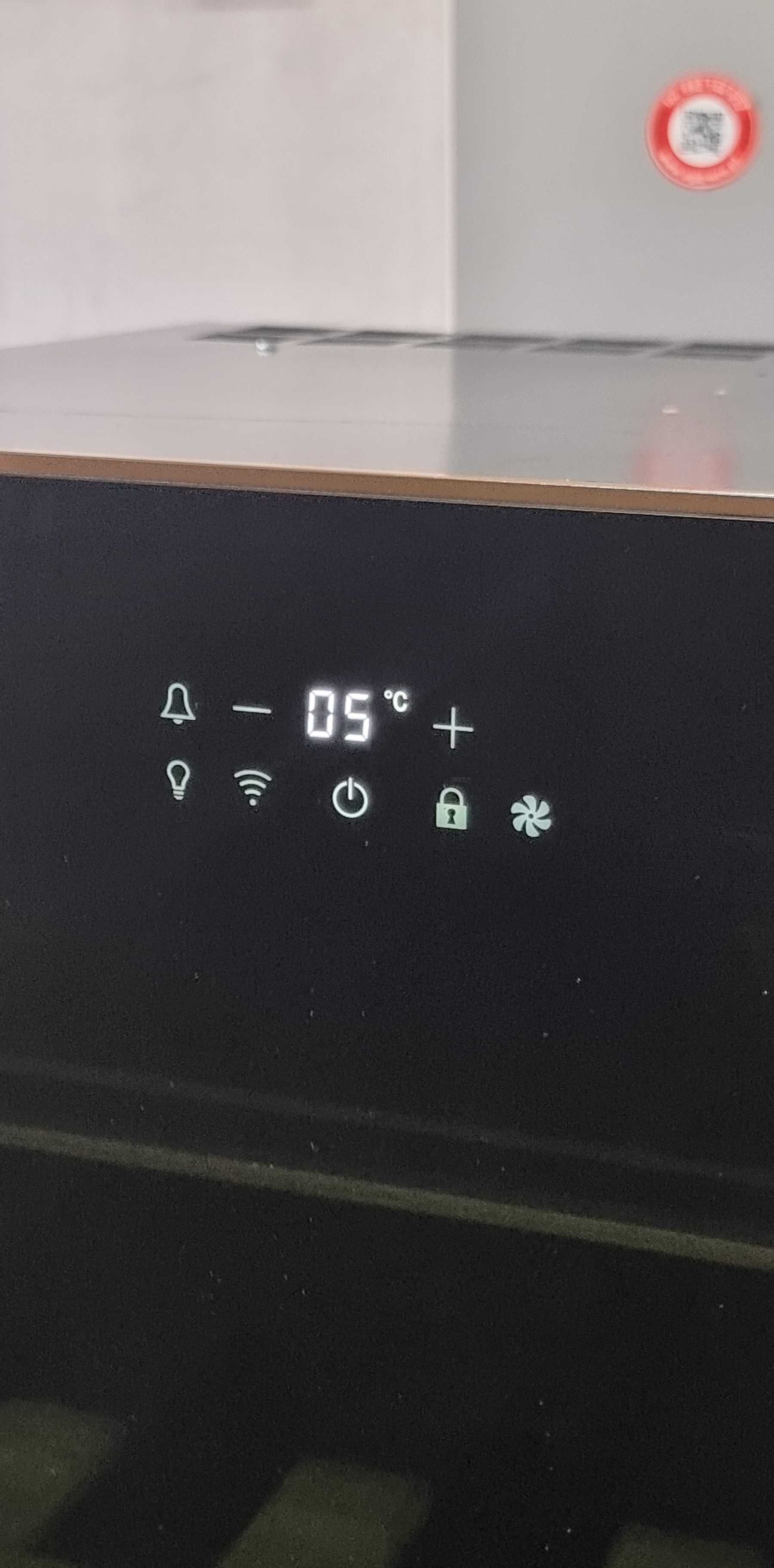 Chłodziarka do wina, winiarka do zab. SMEG, Touch Control, wys.:45cm