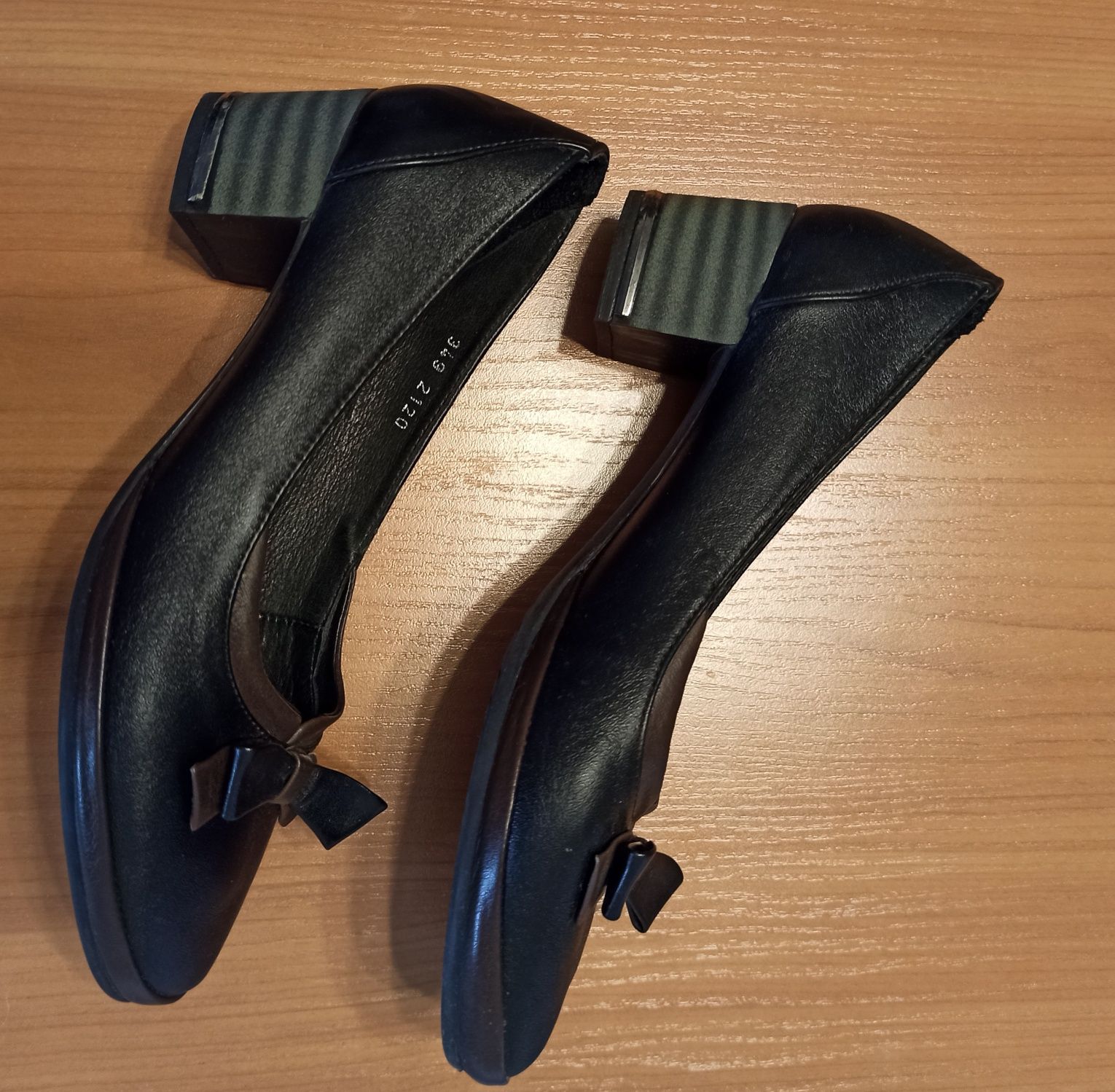 Продам туфли Ripka женские кожаные на устойчивом каблуке