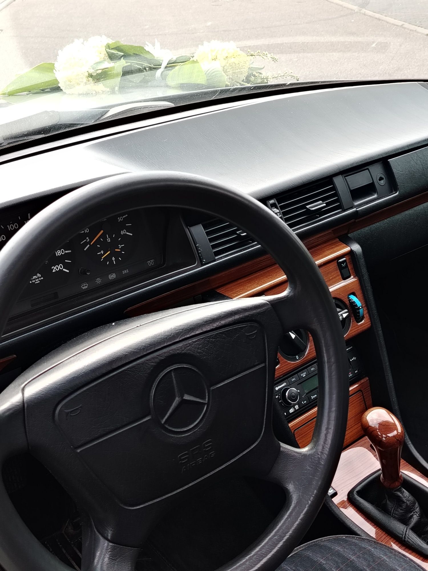 Auto do ślubu, klasyczny mercedes w124