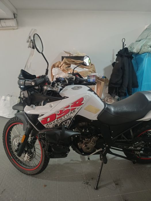 UM DSR TT Adventure 125cc como nova
