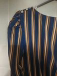 Vestido cintado azul com riscas