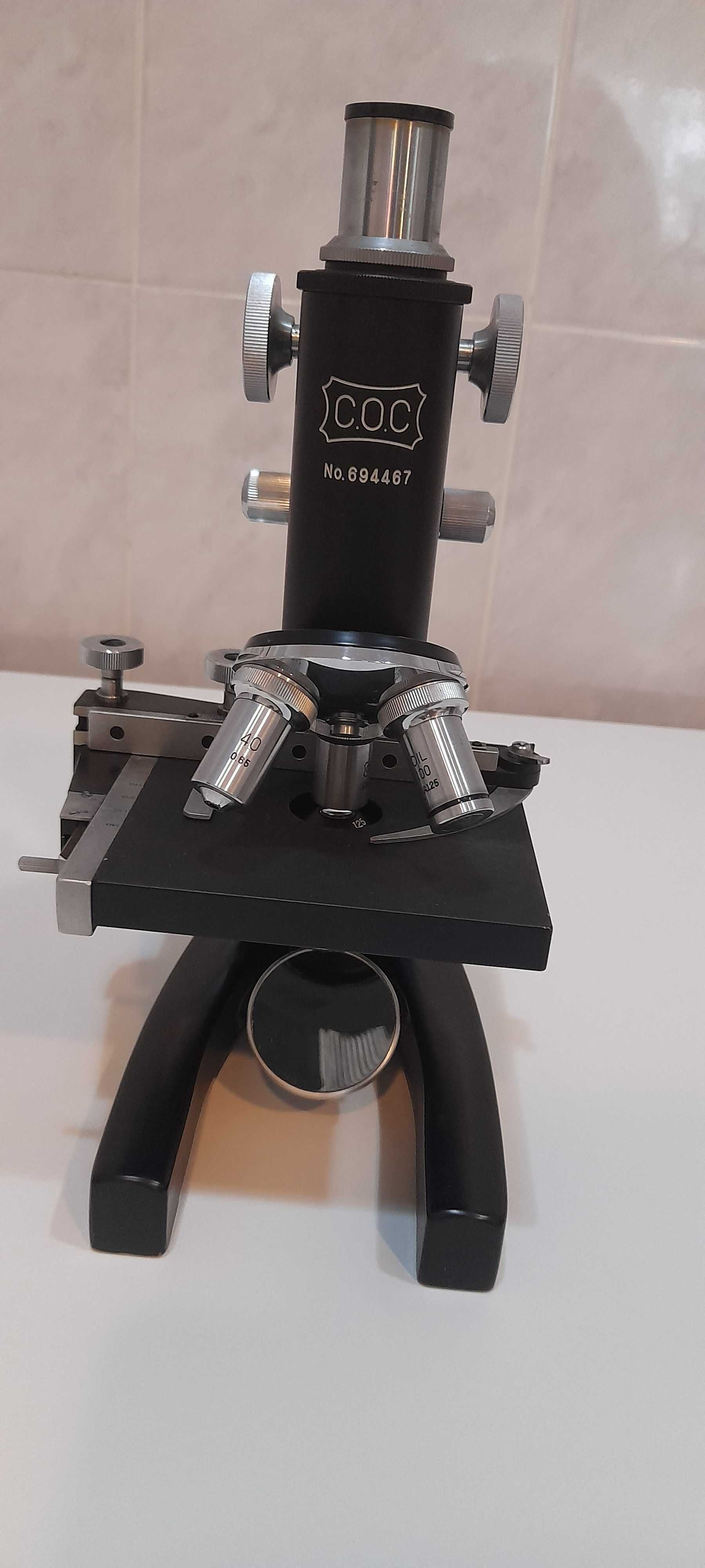 Microscópio C.O.C de 1968 com caixa original.