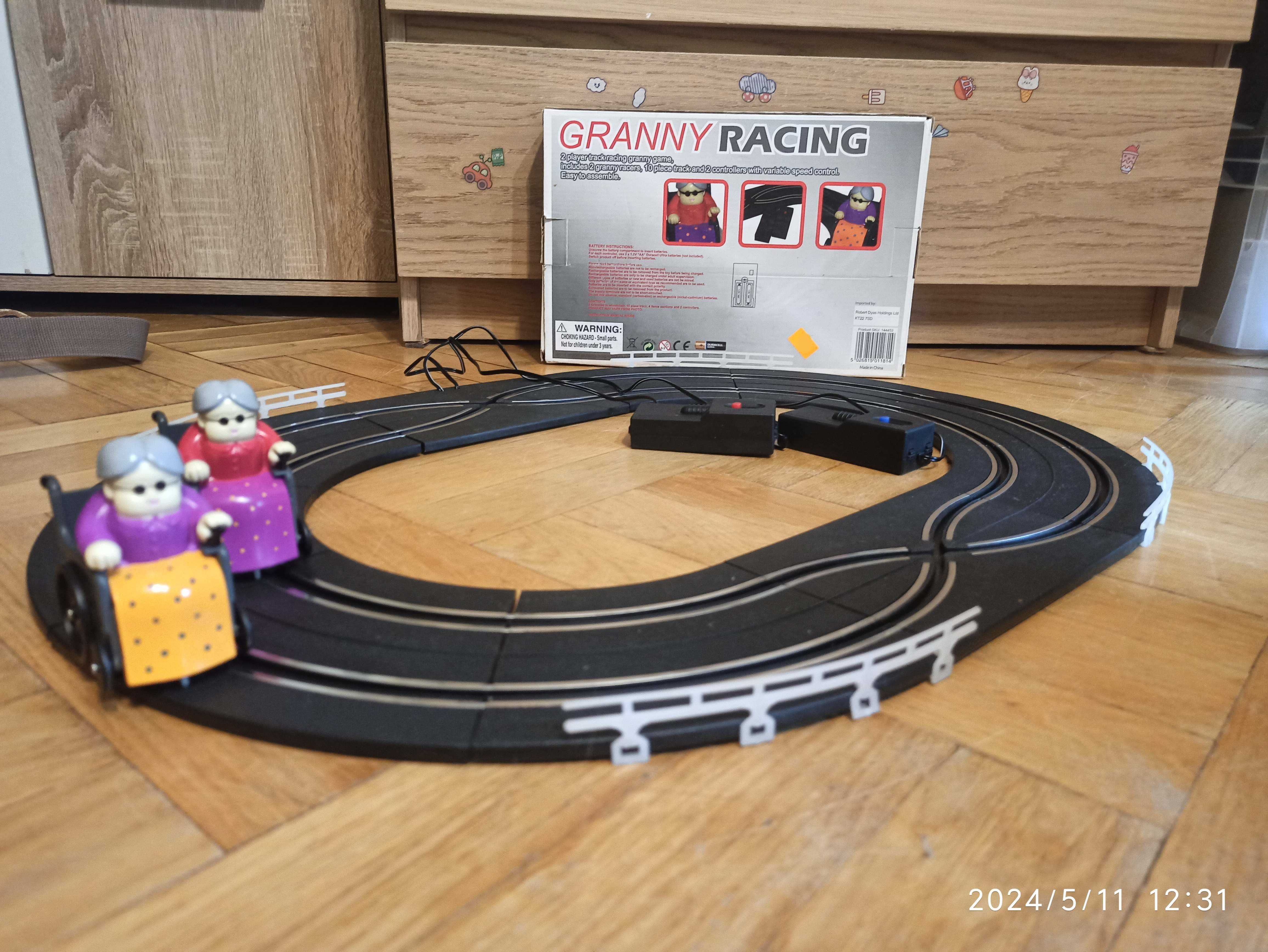 Tor wyścigowy na baterie z babciami na wózkach  GRANNY RACING