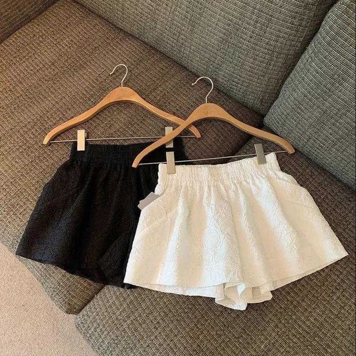 Шорти в квітковий принт, чорні та молочні