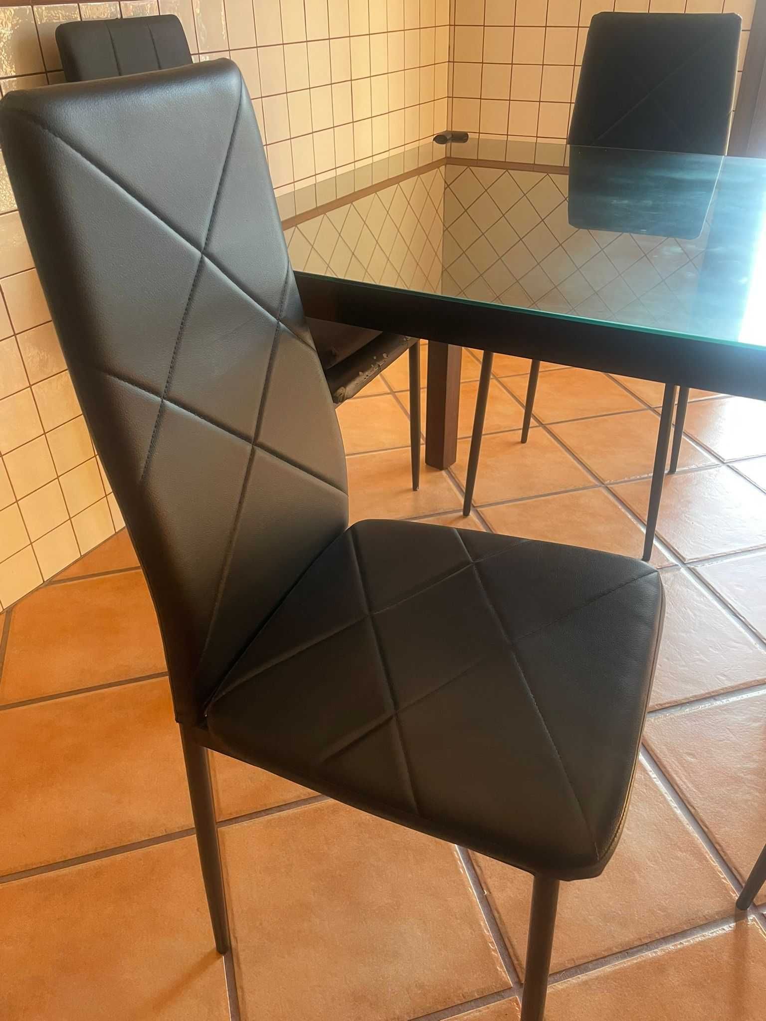 Mesa cozinha usada e 4 cadeiras novas