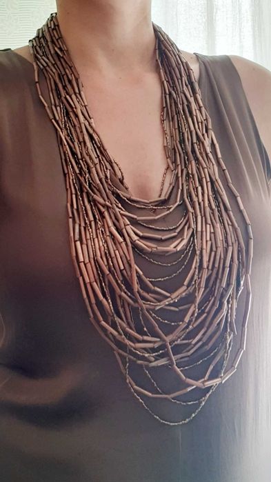 Colar castanho da marca Seanna