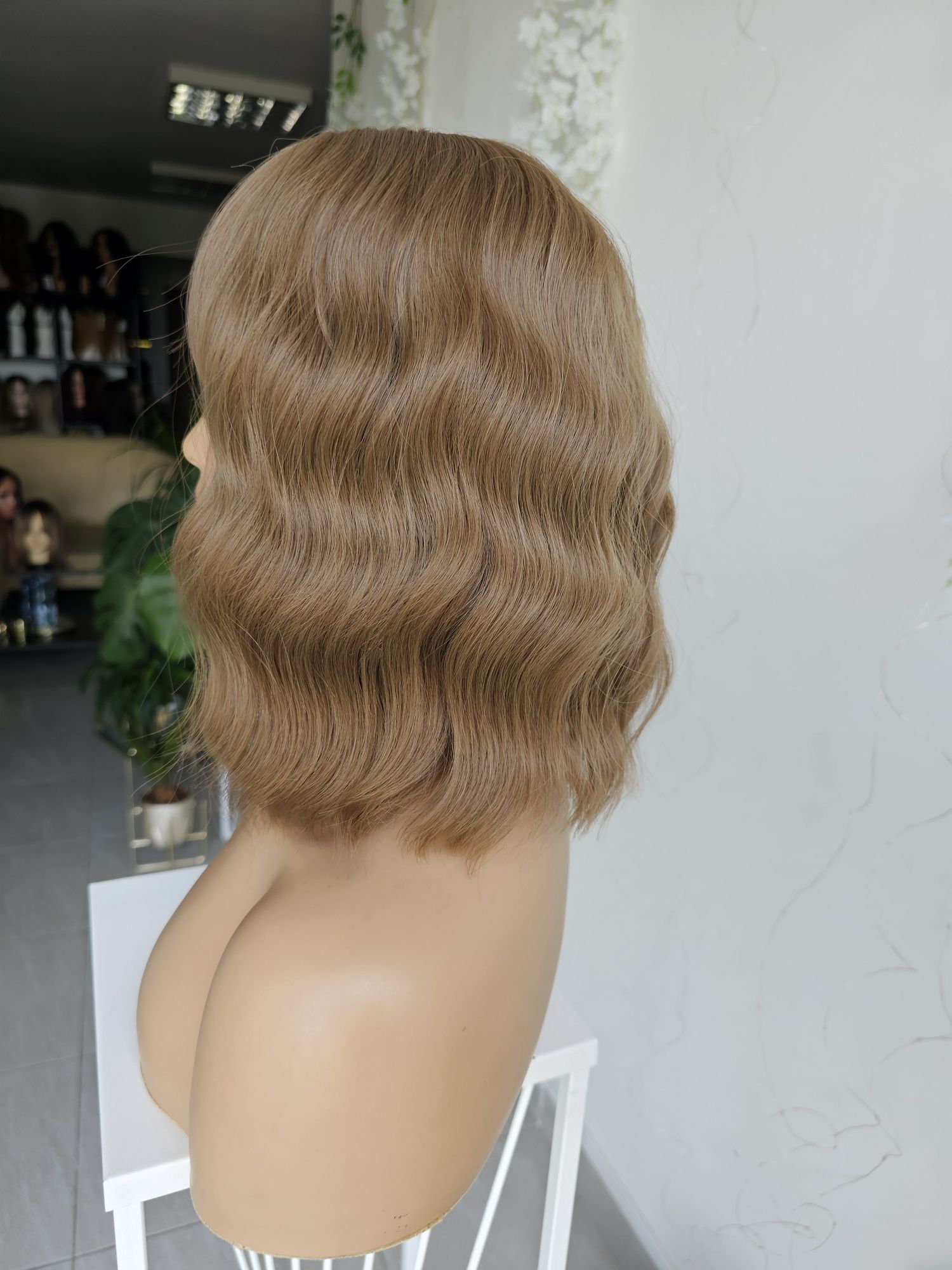 Peruka z grzywką Eliza 35 cm ciemny blond jasny brąz naturalna fryzura