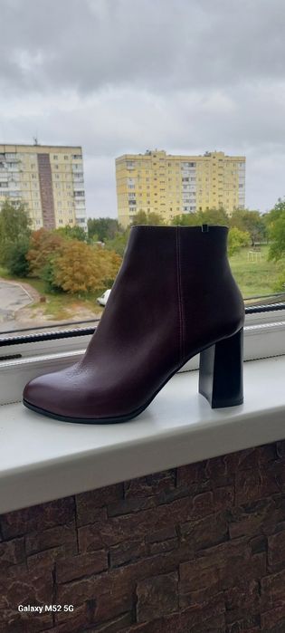 Продам осінні ботінки 39р, нові,не разу не одягнені.По стільці 25.5
