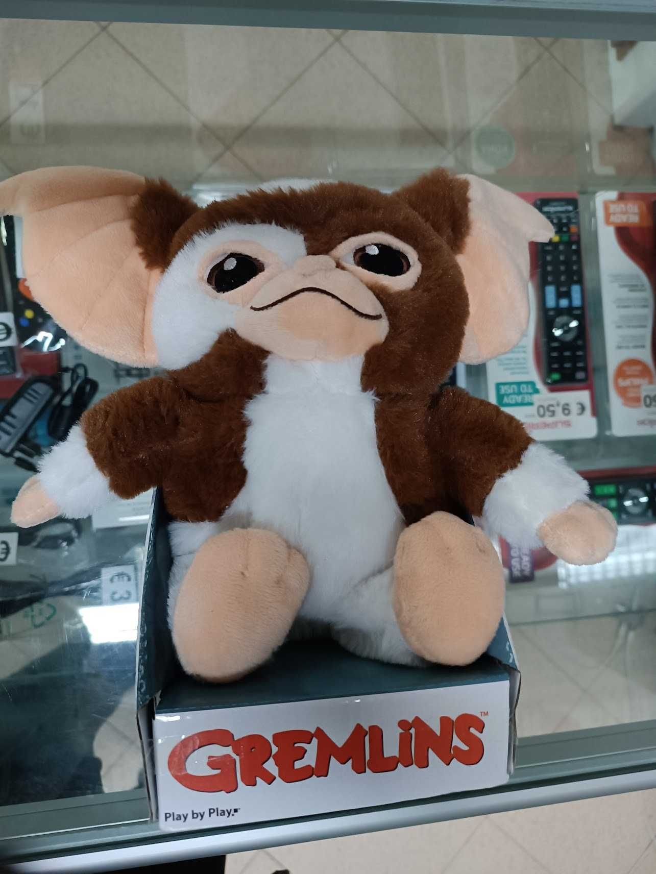 Peluche Gremlins Gizmo em expositor caixa 32cm(27cm sentado)