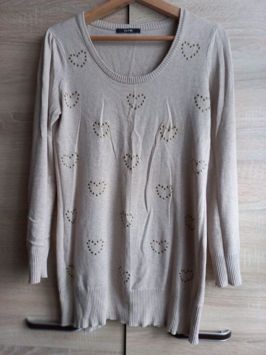 Beżowy sweterek serduszka George M