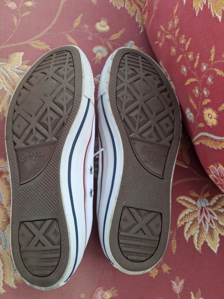 Białe trampki converse