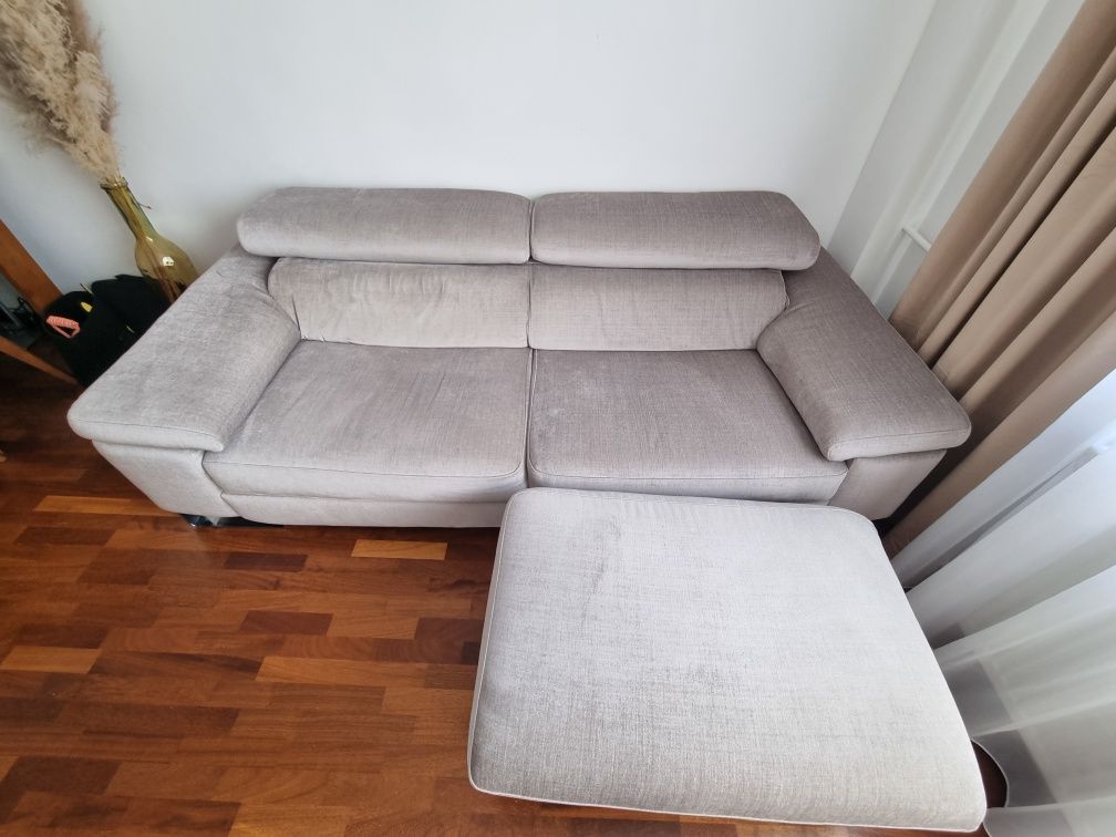 Wygodna sofa z podnóżkiem