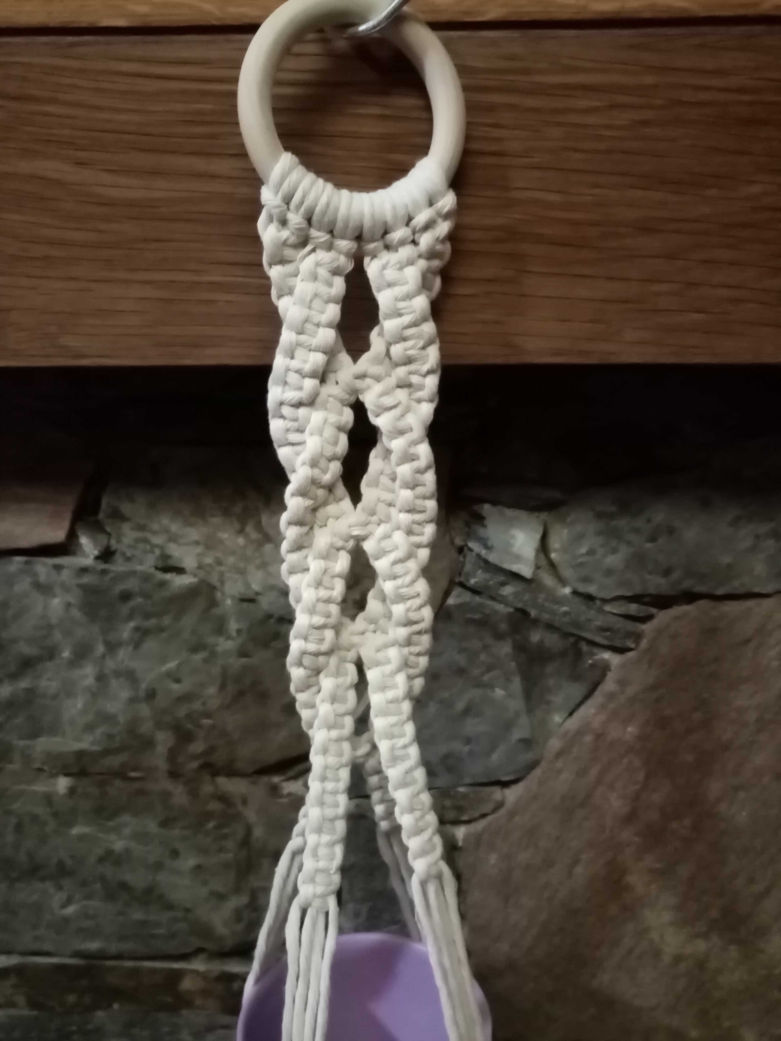 Suporte para vasos em macramé