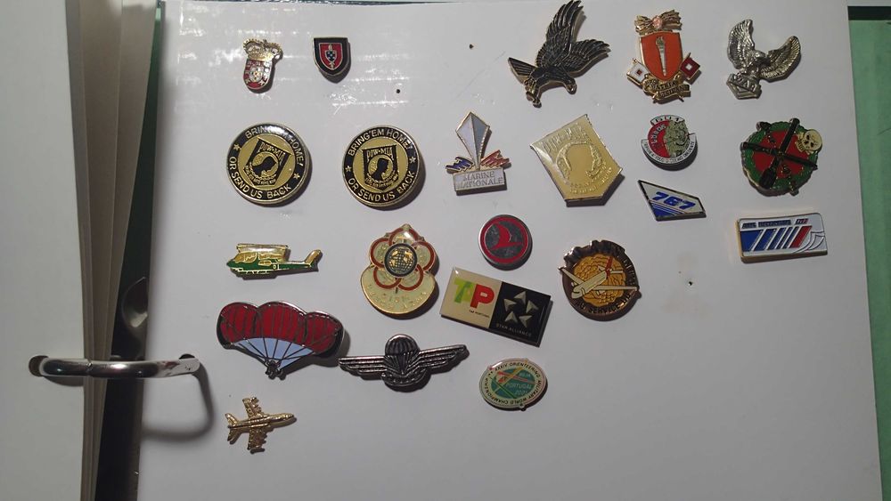 Pins antigos McDonalds e Militares