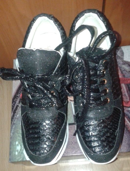 Czarne Sneakersy/Krótkie Koturny Wężowe - Sergio Todzi. Rozmiar 39