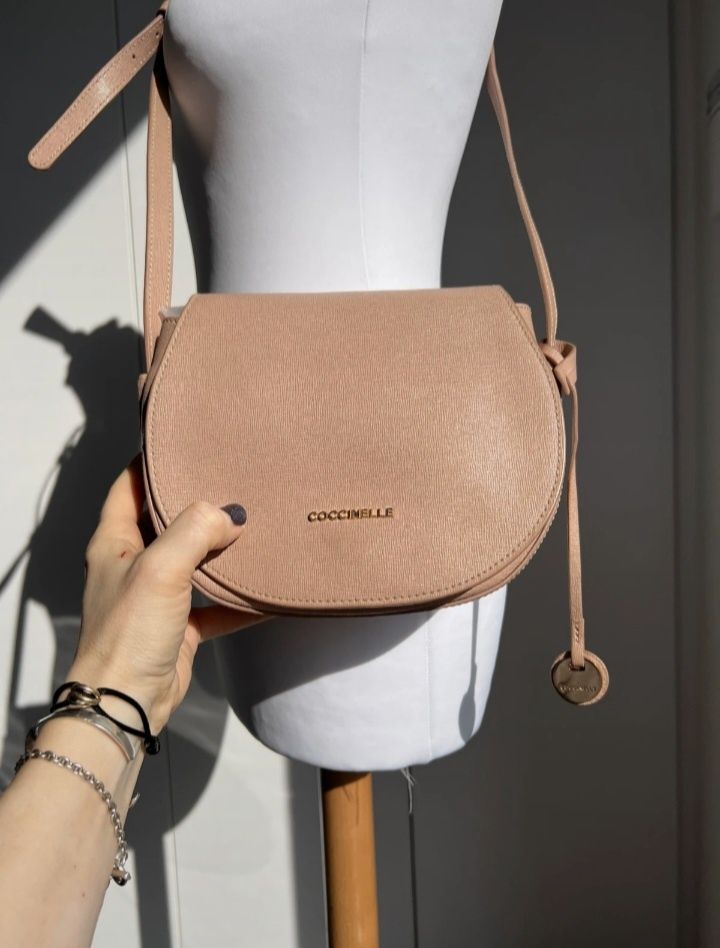 Torebka Coccinelle Clementine Soft pudrowy róż crossbody Safiano