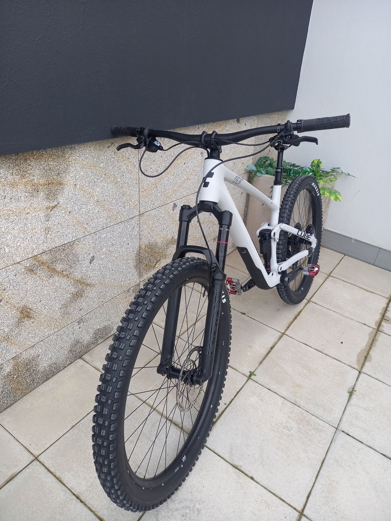 Bicicleta Cube carbono enduro Nova
