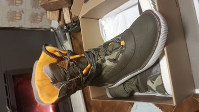 Vendo ou troco ,Botas neve camufladas oneill novas na caixa