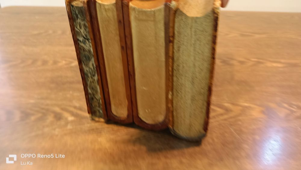 Kieliszki w ksiażce retro stare antyk