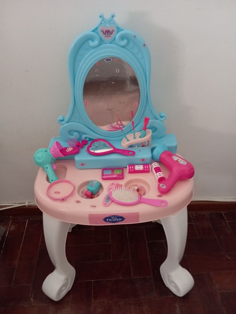 Penteadeira Camarim com todos os itens completos