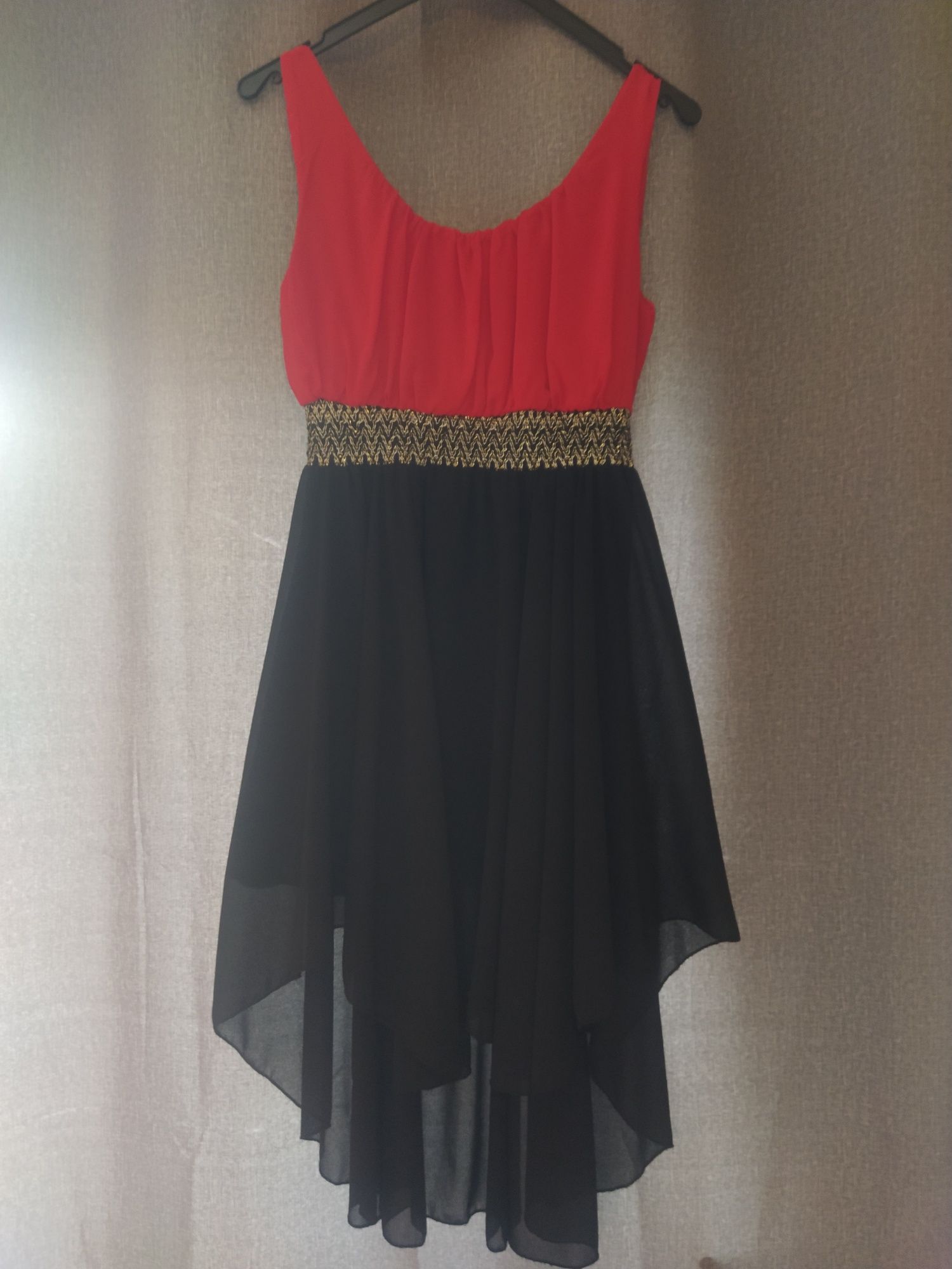 Vestido preto e vermelho