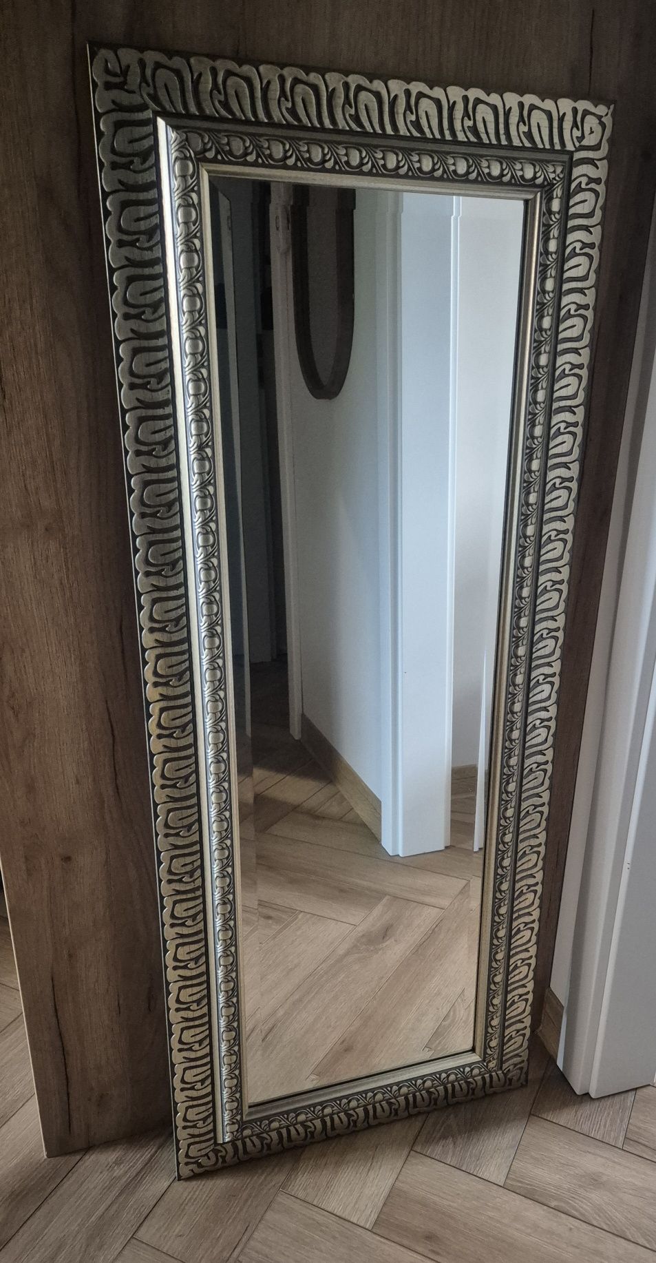 Lustro w złotej ramie