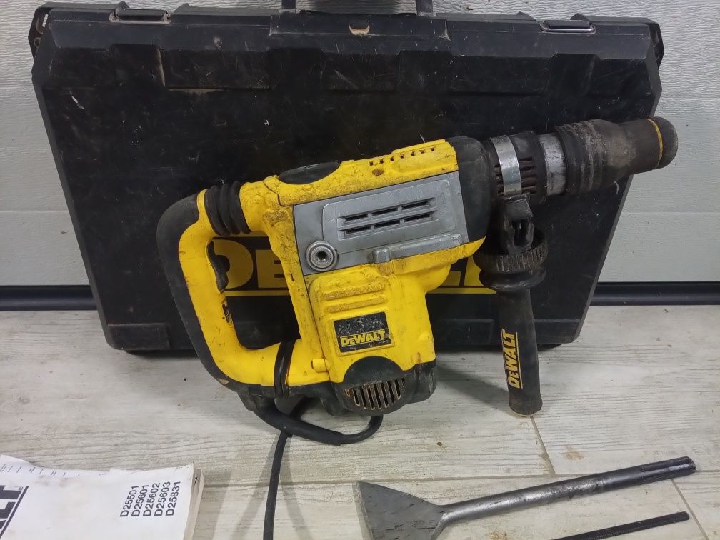 Młot udarowy, obrotowy Dewalt D25601 QS , kłująco - wiercący dłuto