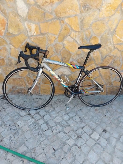 Bicleta de estrada BH