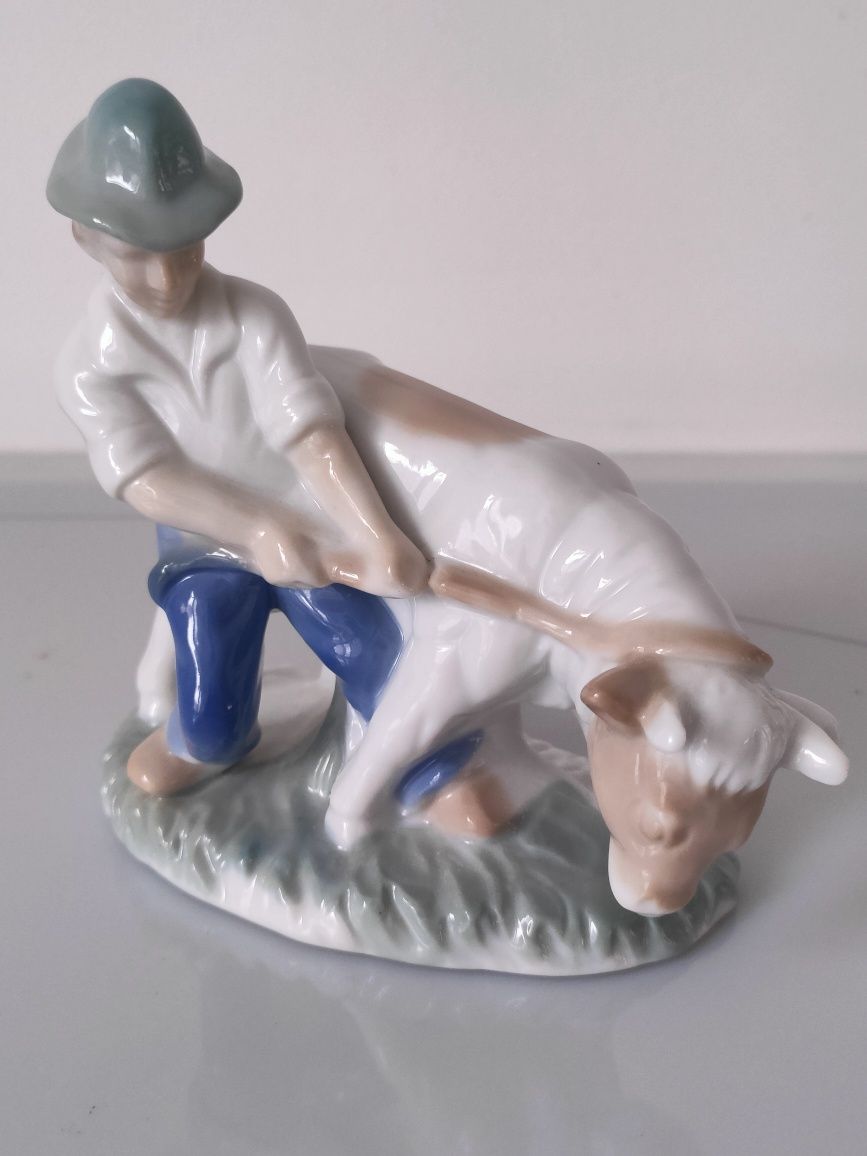 Figurka porcelanowa Uparta krowa, chłopiec z krową