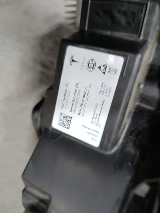 Попередня права фара Tesla model 3/Y