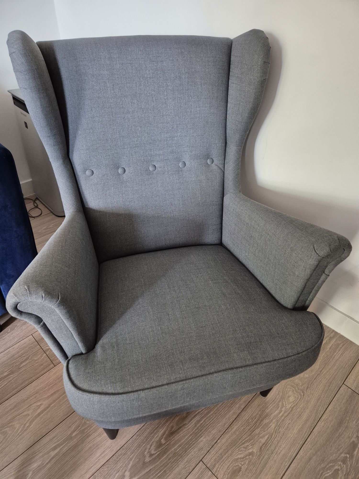 Fotel uszak STRANDMON IKEA szary z podnóżkiem. Stan bdb.