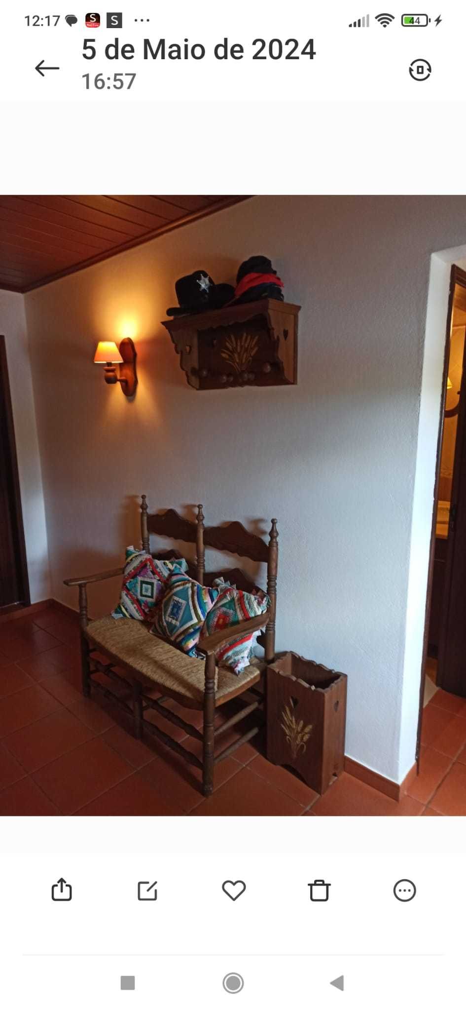 Mobilia de em pinho tratada.