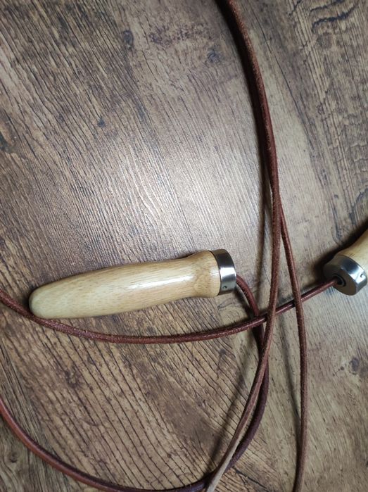 Skakanka rzemień drewniane rączki