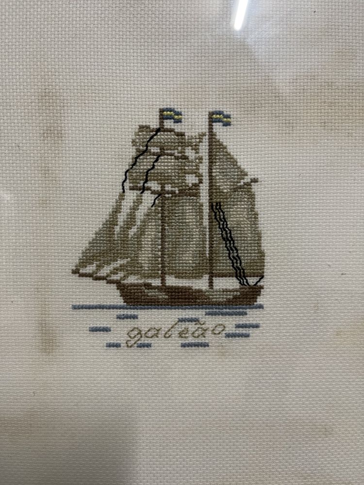 Quadro náutico decorativo com barcos bordados