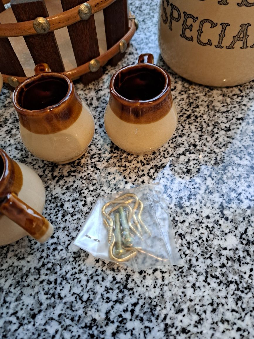 Garrafa em ceramica com 6 copos