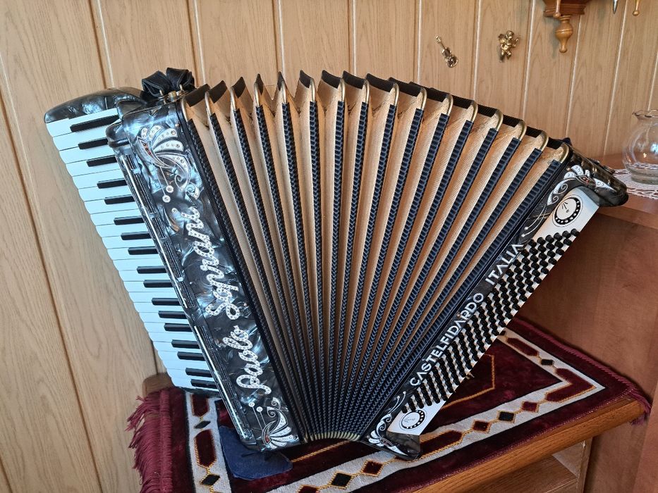Akordeon Paolo Soprani 120bas cztery chóry