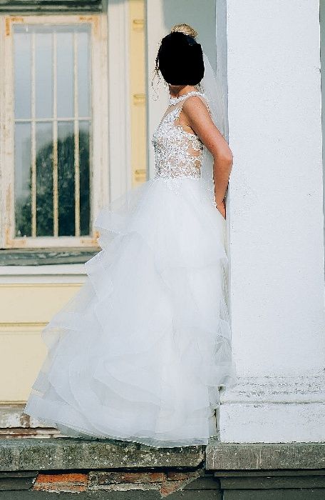 Suknia ślubna z falbanami