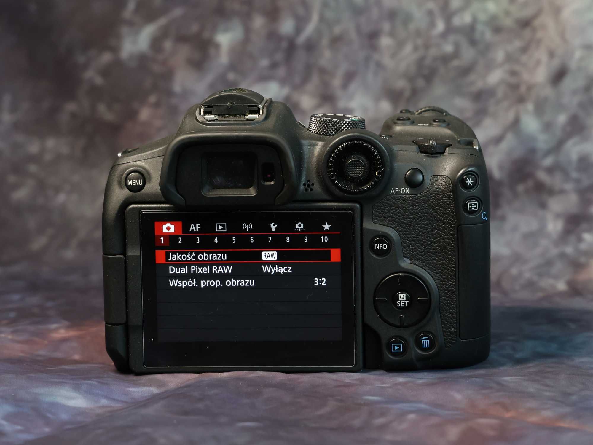 Aparat bezlusterkowy CanonR7 plus obiektyw Gwarancja