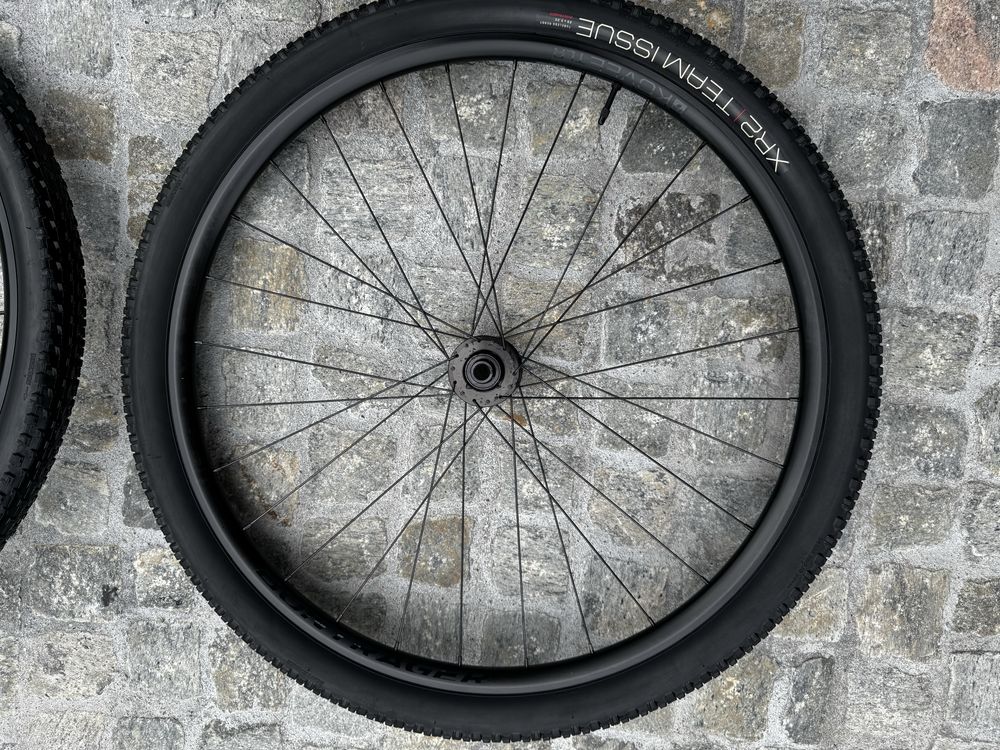 Zestaw koła bezdętkowe trek bontrager kovee tlr 29 boost 148 z oponami