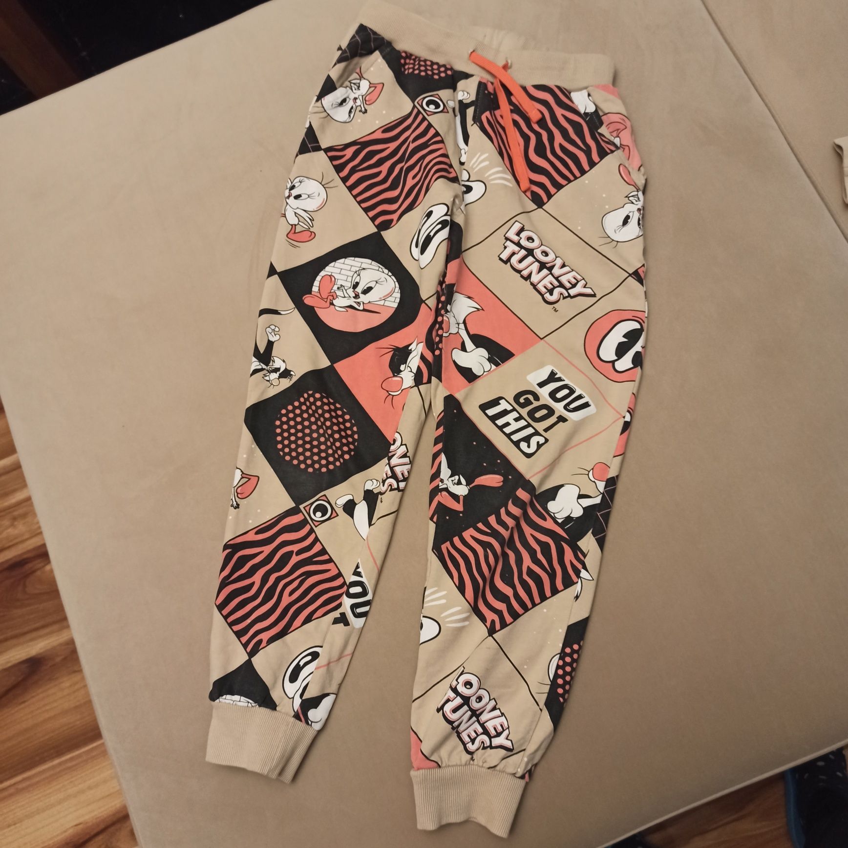 Bluza i spodnie dresowe coccodrillo z kolekcji looney tunes 146 roz