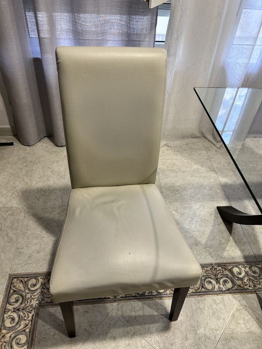 Mesa de sala com 4 cadeiras