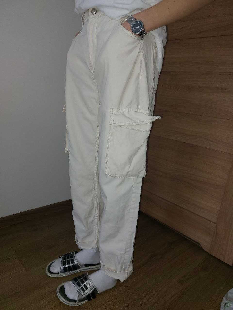 Kargowe spodnie w kolorze mlecznym (Bershka), rozmiar S!