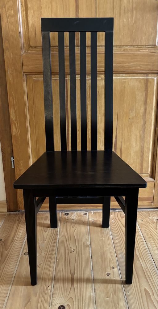 Krzesło w kolorze wenge do stołu