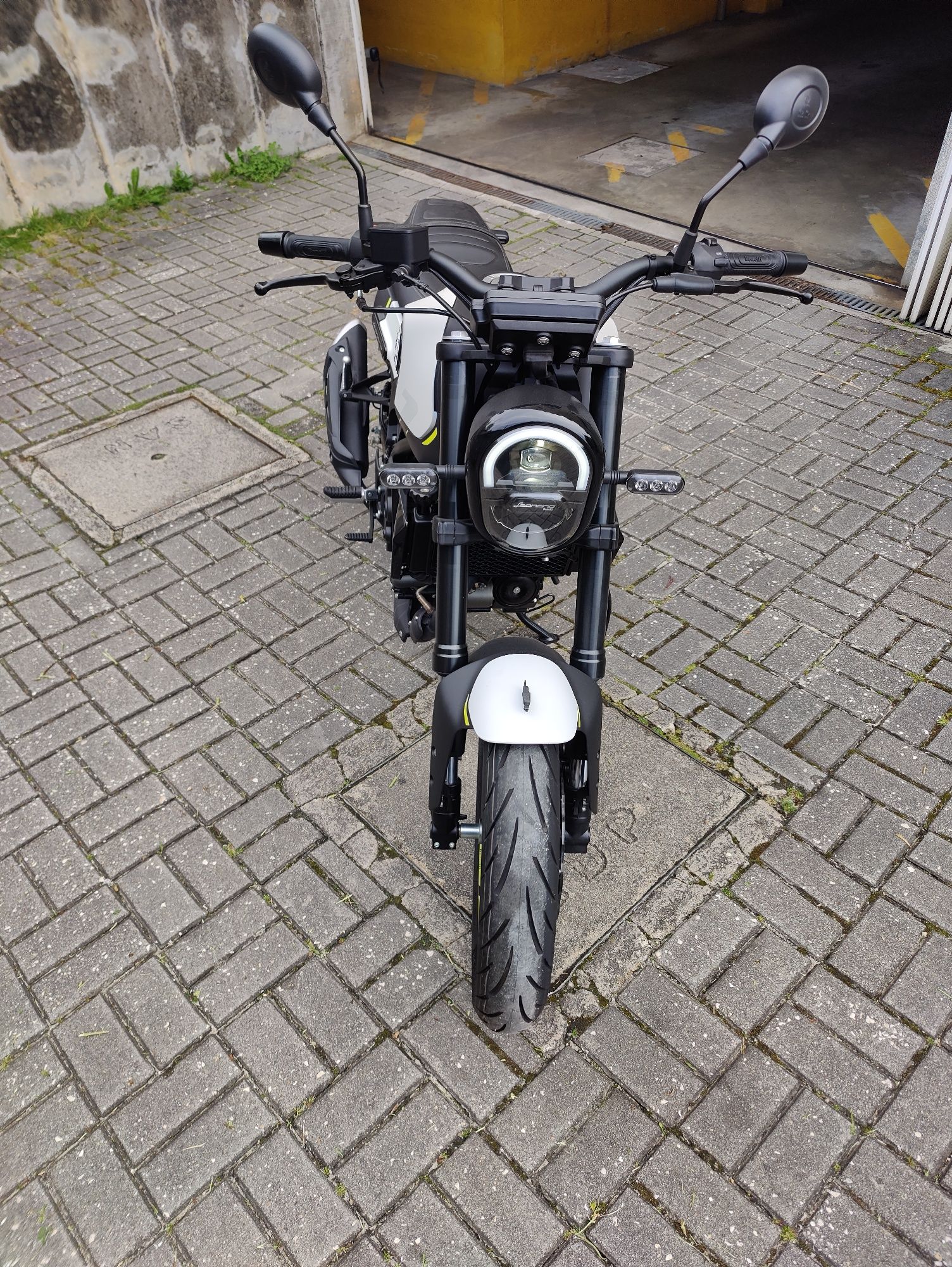 Vendo Benelli Leoncino 125. Mota em estado novo com apenas 31 km.