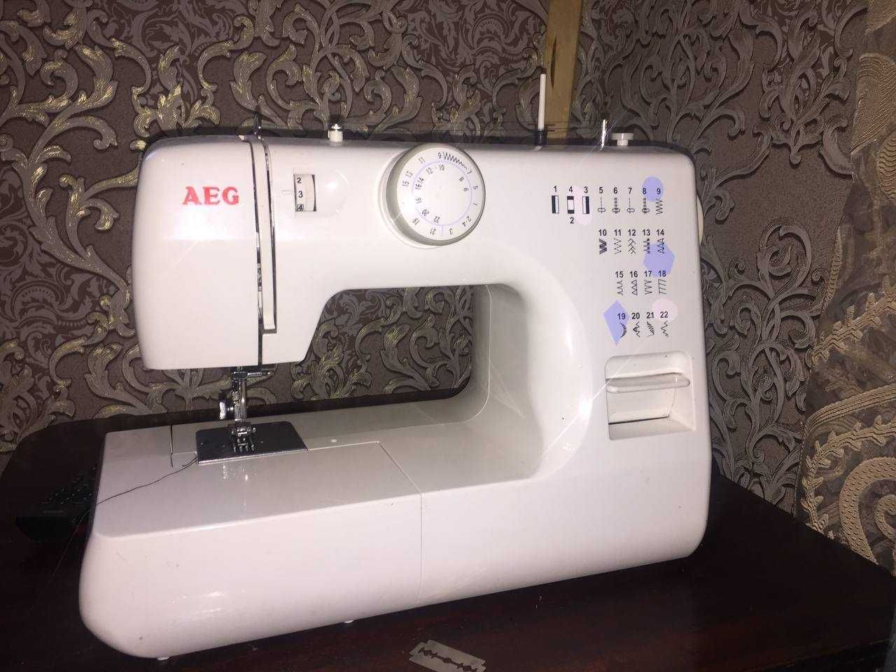 Швейна машинка AEG