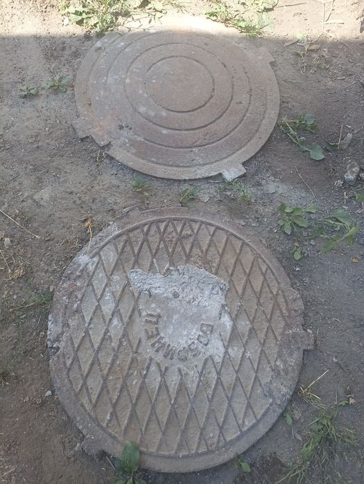 Продам 2 каналізаційні люки з замками, без обідків