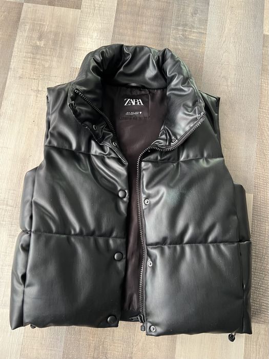 Жилетка  Zara стильна чорна розмір S эко шкіра , на затяжках в низу