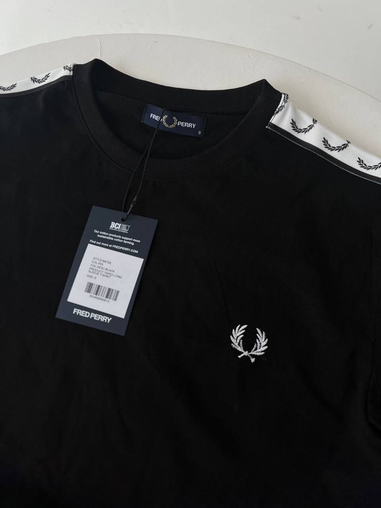 Fred perry на лампасах лонг новий із вишивкой на груді