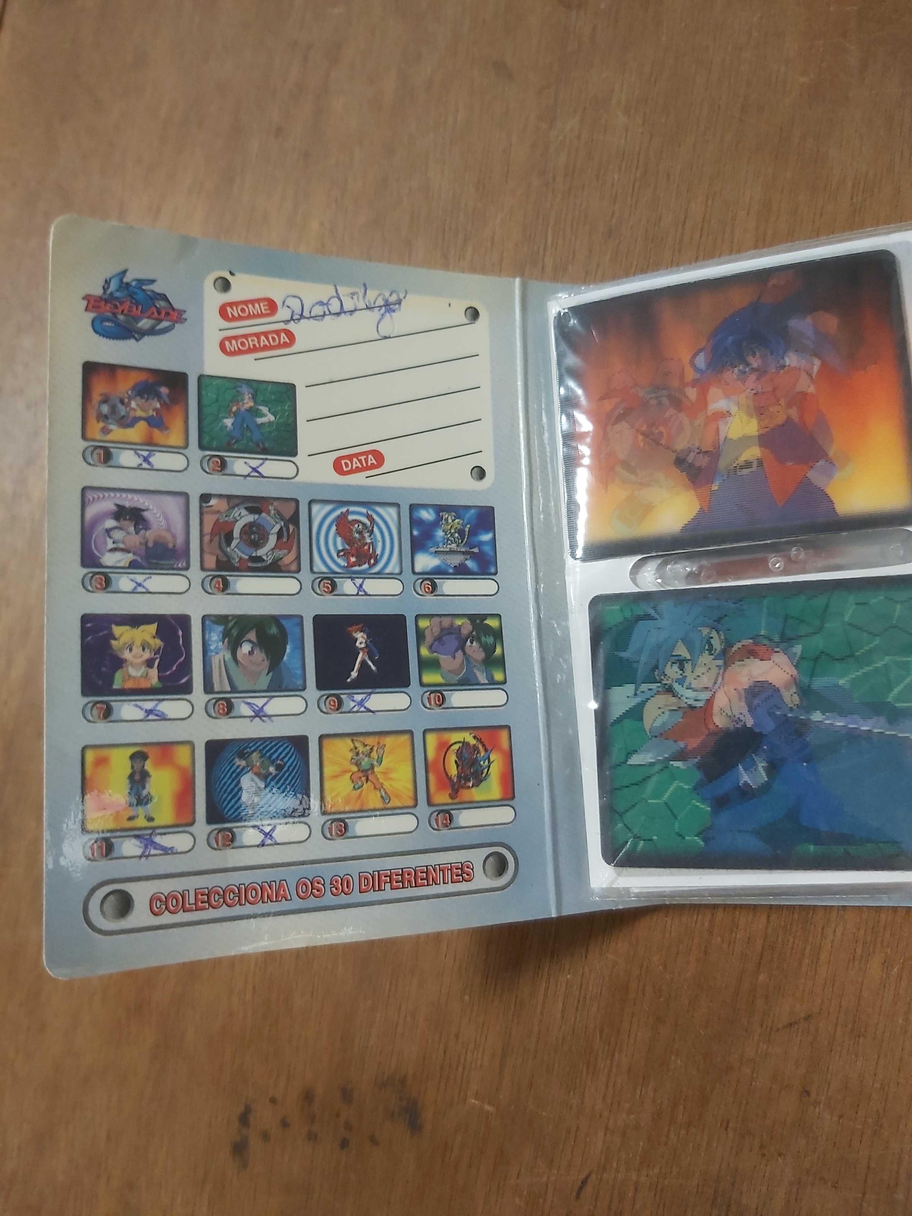 Caderneta  beyblade com 14 unidades